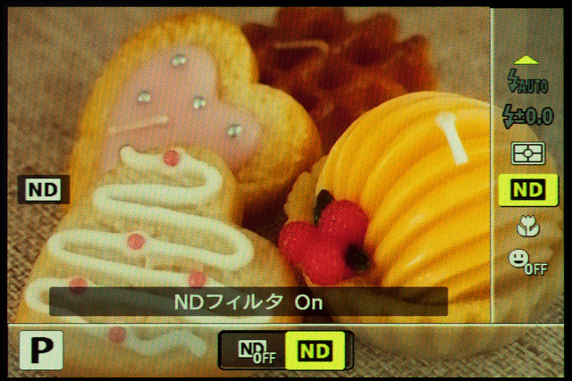 <b>任意にオンオフできるNDフィルターを内蔵。絞り3段分光量を落とせるので、明るい日中でも絞りを開いて撮影できる</b>