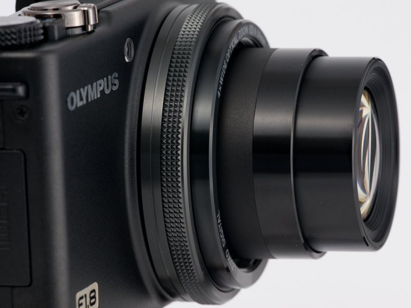 <b>レンズ基部にあるのがコントロールリング。ほどよいクリック感がなかなかに気持ちいい</b>