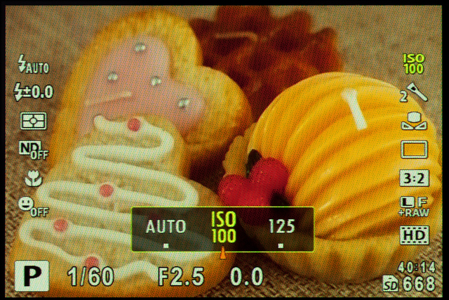 <b>プログラムAE時はコントロールリングで感度の変更が可能。街中でのスナップだと、素早く感度が変えられるのが思いのほか便利だった</b>