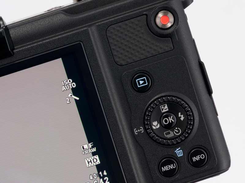 <b>背面右手側の操作部。十字ボタン外周のホイール状の操作部材がコントロールダイヤル</b>