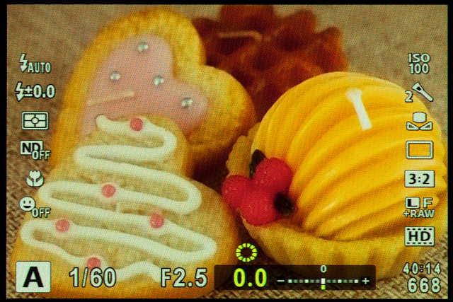 <b>露出補正ボタンを押してダイヤルを回すと露出補正が可能。でも、ダイヤル単独で補正できるモードがあるともっと便利だと思う</b>