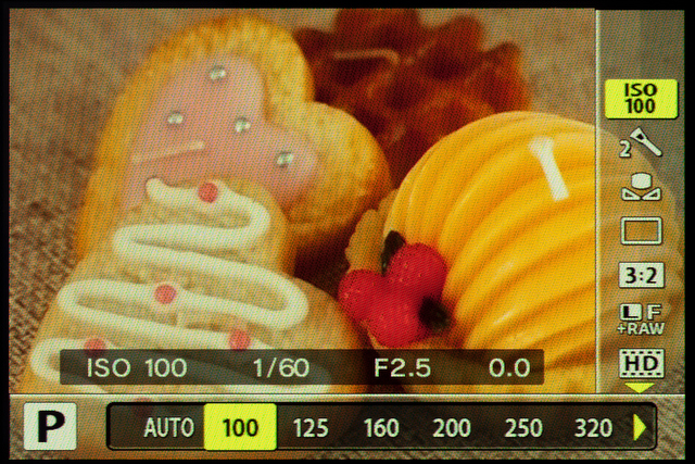 <b>感度の設定範囲はISO100からISO6400。感度を変えたときに絞りやシャッター速度がどうなるかが見られるのは便利</b>