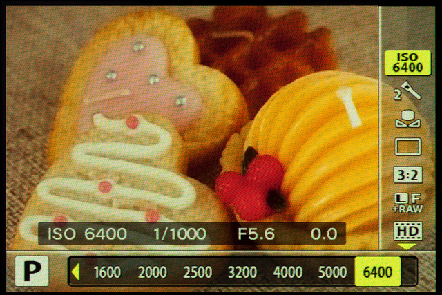 <b>感度の設定範囲はISO100からISO6400。感度を変えたときに絞りやシャッター速度がどうなるかが見られるのは便利</b>