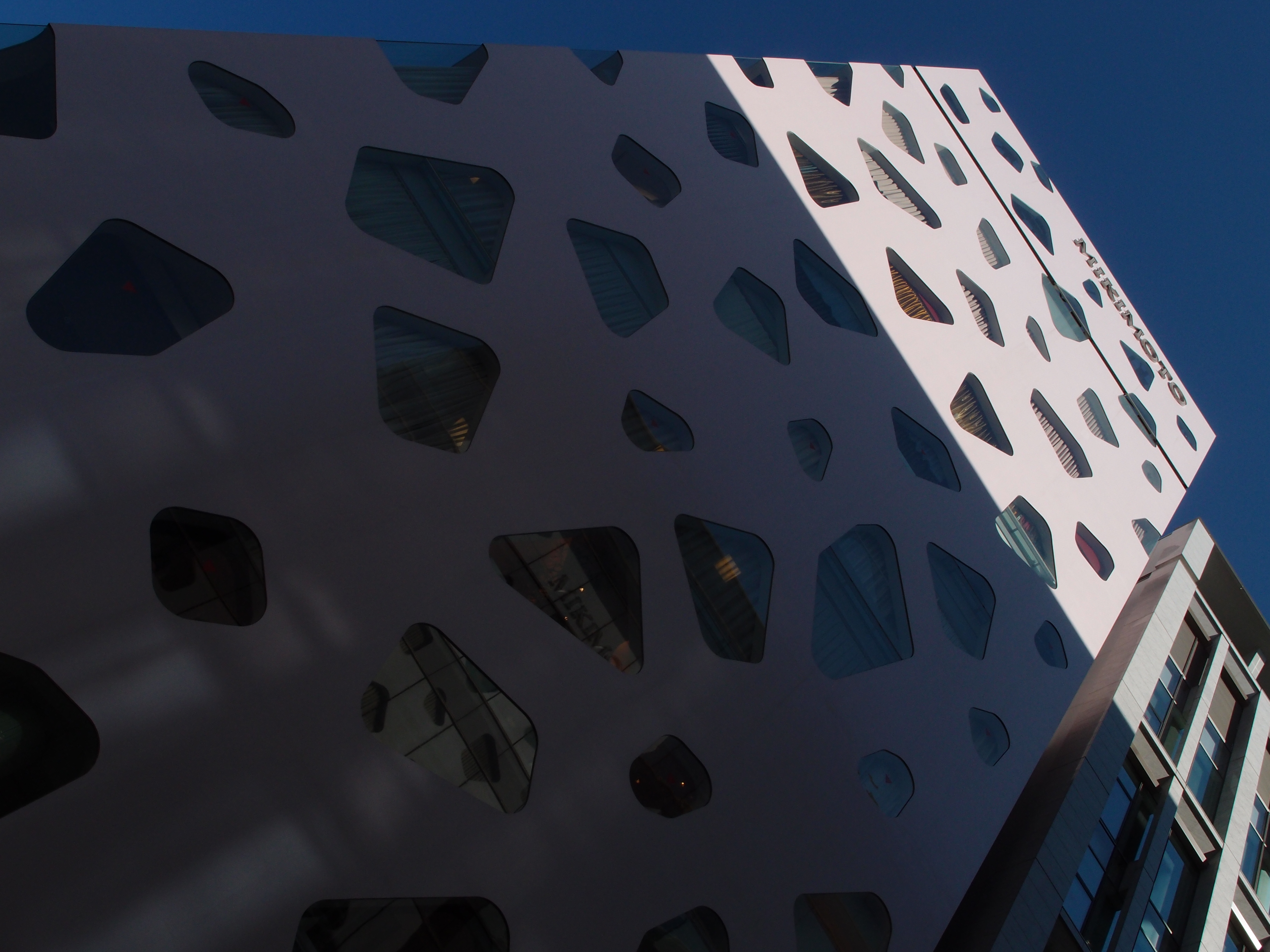 <b>天気のいい日中に大幅なマイナス補正をしているせいもあるが、プログラムAEだと絞りすぎになりやすいので注意したほうがいいかも<br>XZ-1 / 3,648×2,736 / プログラムAE / 1/800秒 / F6.3 / -2EV / ISO100 / WB:オート / 7.41mm（34mm相当）</b>