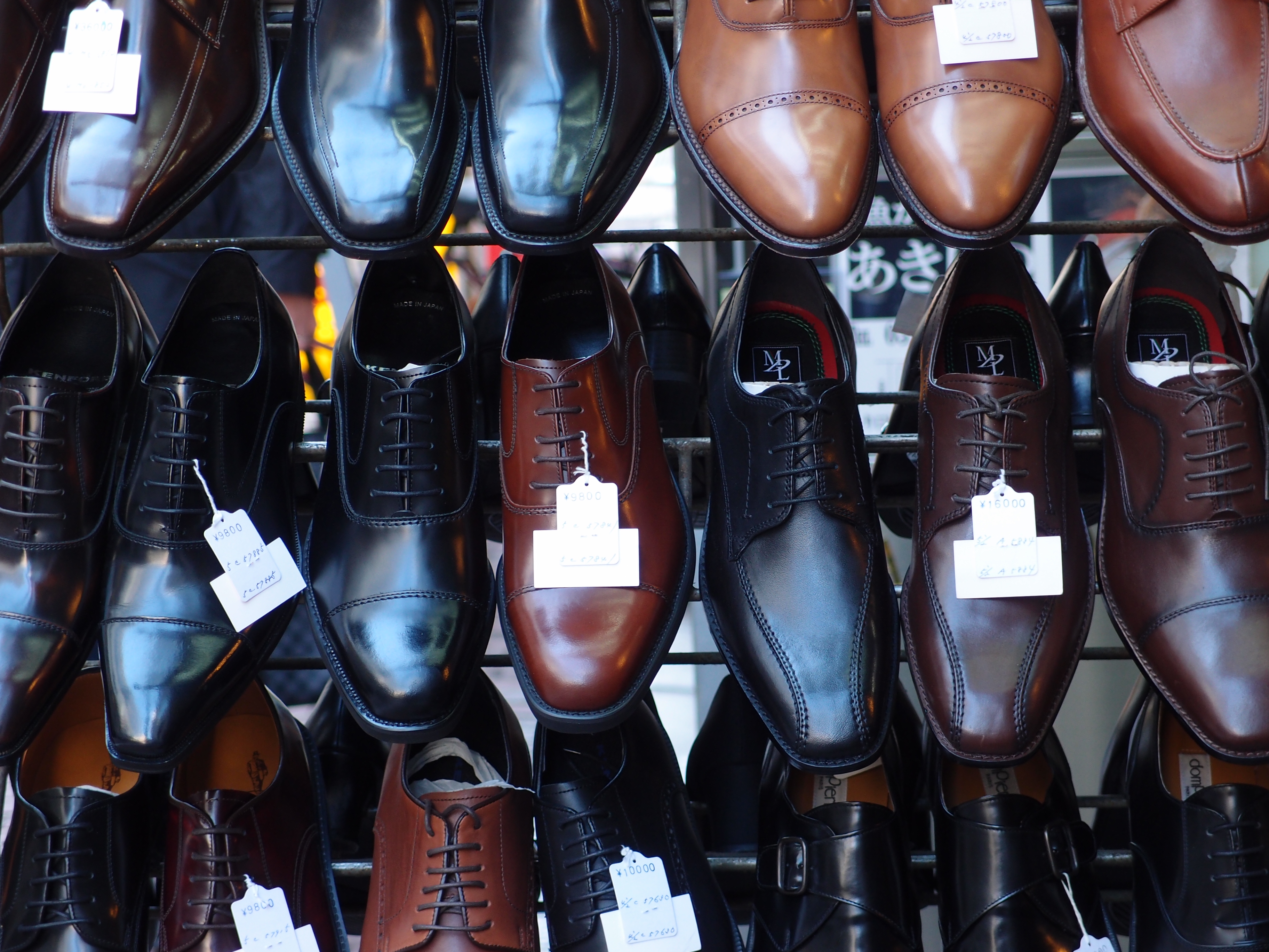 <b>シャープだし、革靴のツヤっとした感じがなかなか。値札が白トビ気味なのはちょっと残念だけど、それ以外は文句なしの高画質だ<br>XZ-1 / 3,648×2,736 / プログラムAE / 1/30秒 / F2.5 / -0.7EV / ISO100 / WB:オート / 24mm（112mm相当）</b>