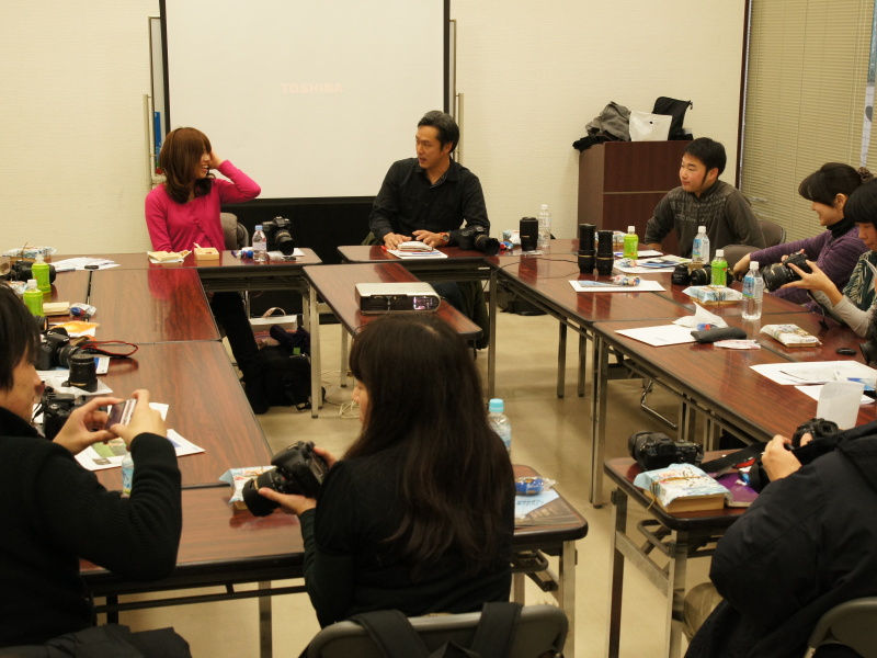 <b>ディスカッションや撮影のポイント解説など、終始和やかな雰囲気で進行</b>