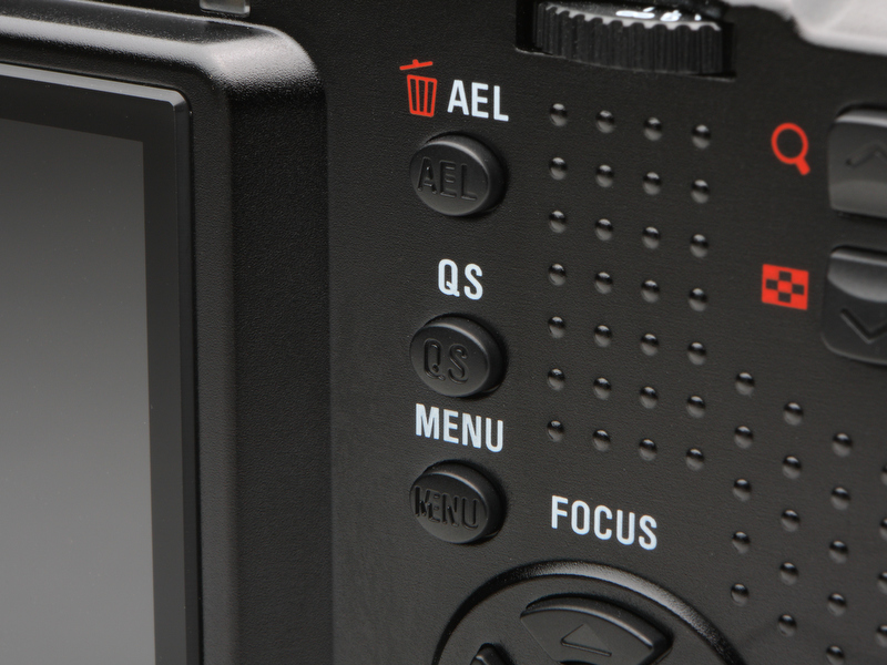 <b>「QSボタン」が備わったカメラ背面部。白と赤のデカールで、ボタンの機能も認識しやすくなった</b>
