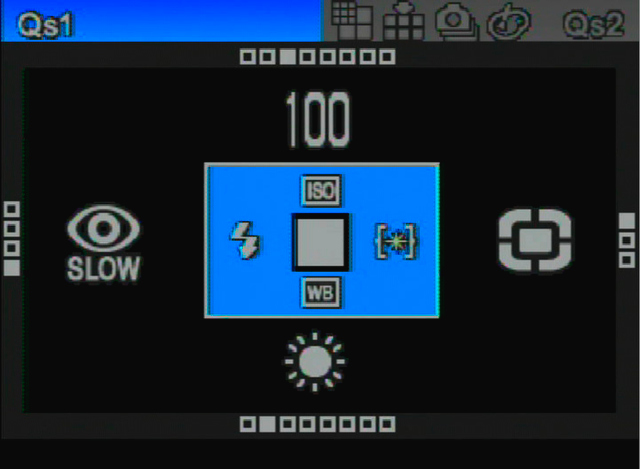 <b>「QS」（クイックセット）画面。QS1ではISO感度/ホワイトバランス/ストロボモード/測光モード、QS2では画像サイズ/カラーモード/画質/ドライブモードに対応する</b>