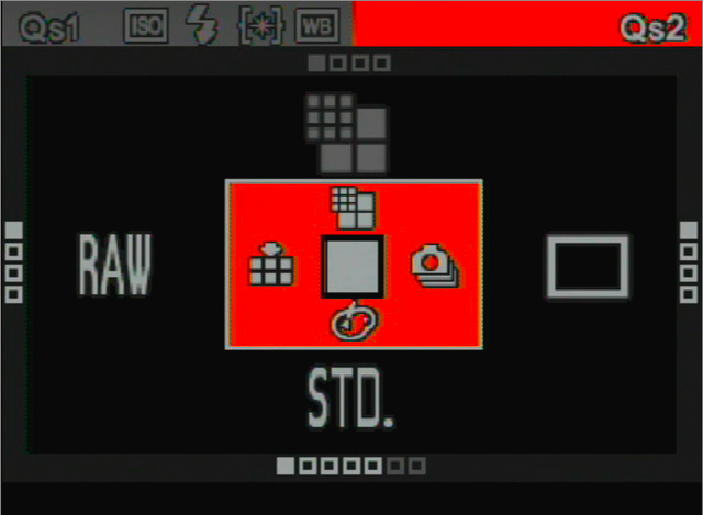 <b>「QS」（クイックセット）画面。QS1ではISO感度/ホワイトバランス/ストロボモード/測光モード、QS2では画像サイズ/カラーモード/画質/ドライブモードに対応する</b>