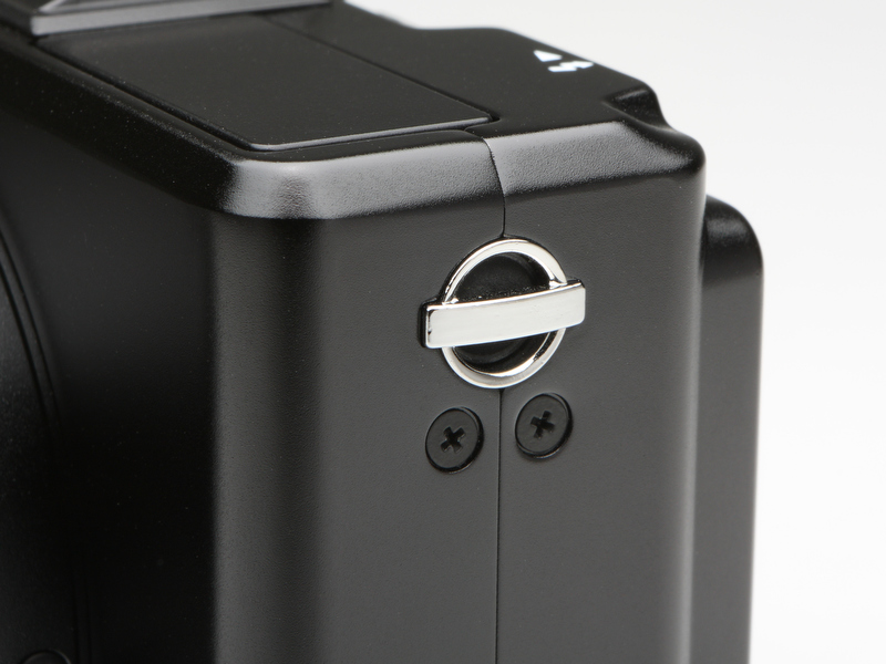 <b>ストラップ用のホール。左右両端に備わる。ストラップはコンパクトモデルのものが流用できる</b>