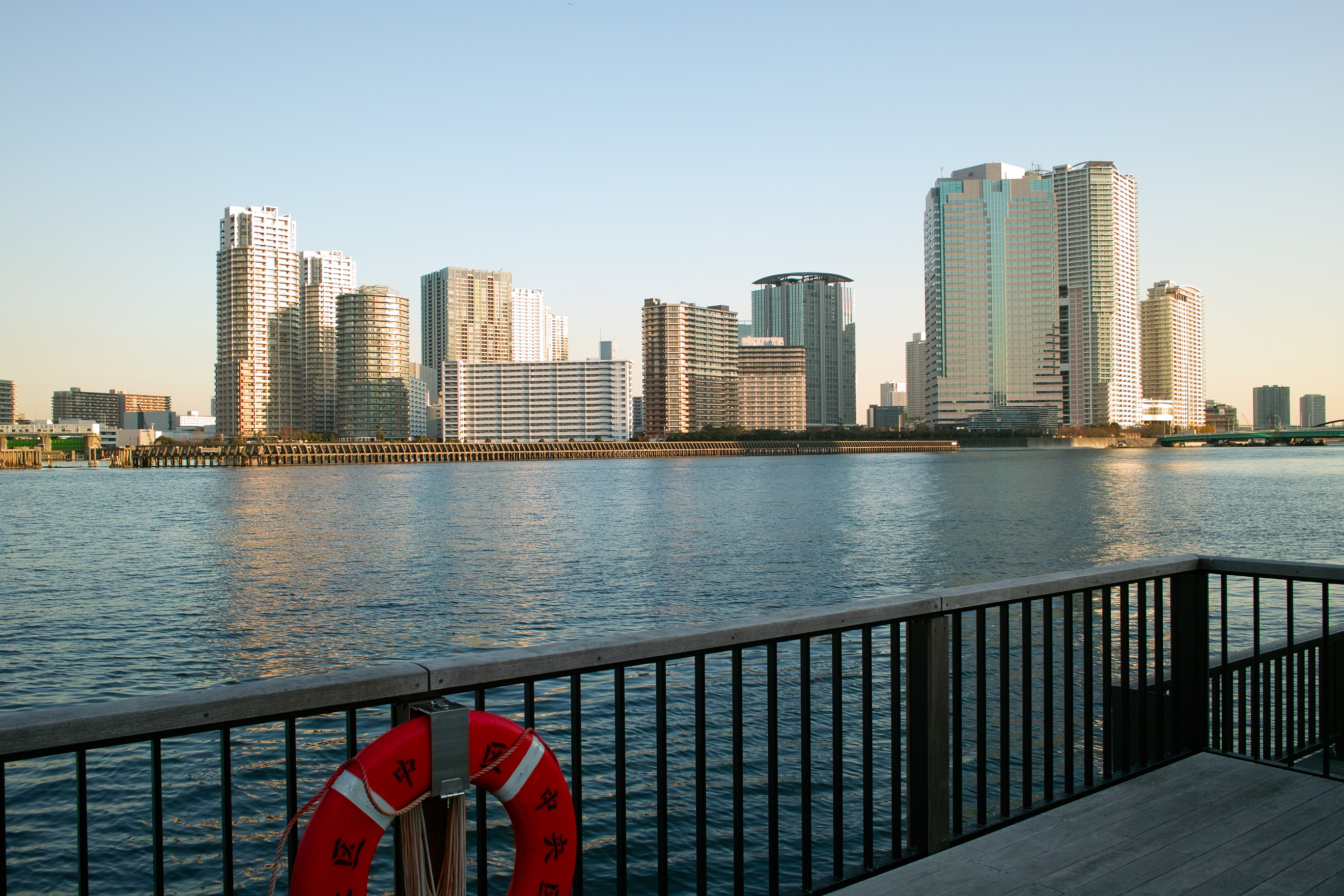 <b>風景<br>DP1x / 約1.6MB / 2,640×1,760 / 1/40秒 / F8 / -0.3EV / ISO50 / 16.6mm</b>