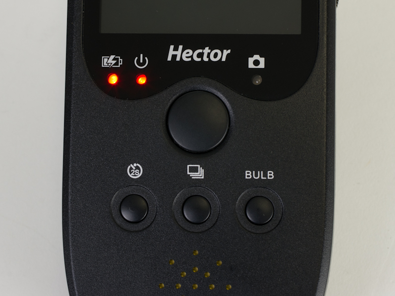 <b>操作ボタンは4つ。上段の大きなボタンがシャッターボタン、下段左から遅延撮影ボタン、連続撮影ボタン、バルブ撮影ボタン</b>