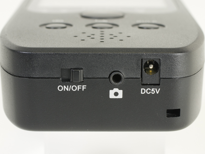 <b>本体下部の端子部。左から電源スイッチ、リモートジャック、ACアダプタージャック</b>