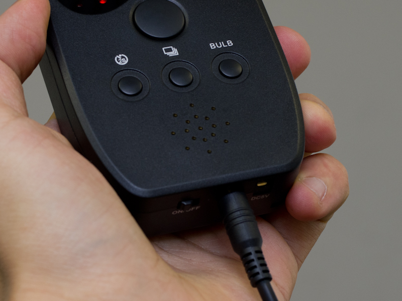 <b>操作ボタンの下にはスピーカーを備える</b>