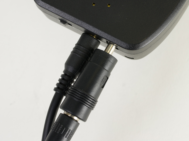 <b>別売のリモートケーブルと電源コードを接続したところ</b>