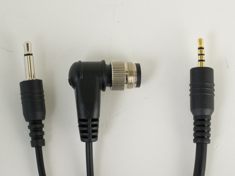 <b>ニコン用接続ケーブル「NI-1」のコネクター。左からカメラ用リモートジャック、10ピンコネクター、ライブビューリモートコントローラー用リモートジャック</b>