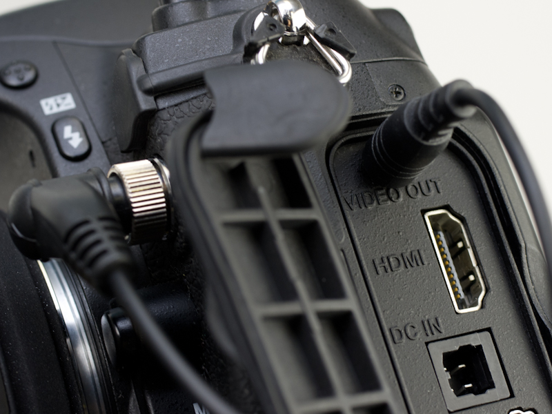 <b>ニコンD300に接続したところ</b>