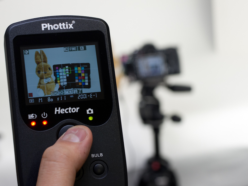 <b>シャッターボタンを半押しすると、パイロットランプが緑色に点灯する</b>