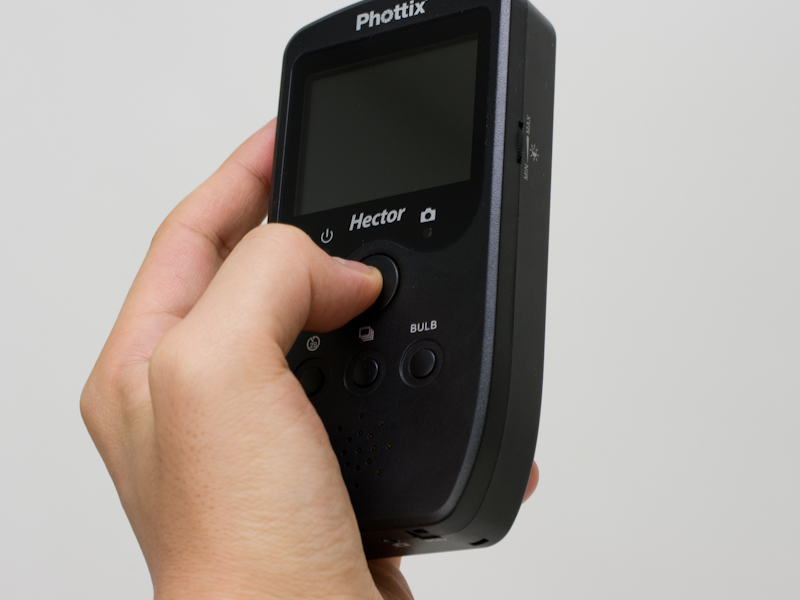 <b>軽く指を添えるようにして持つと、ボタンが押しやすい位置に親指を置ける</b>