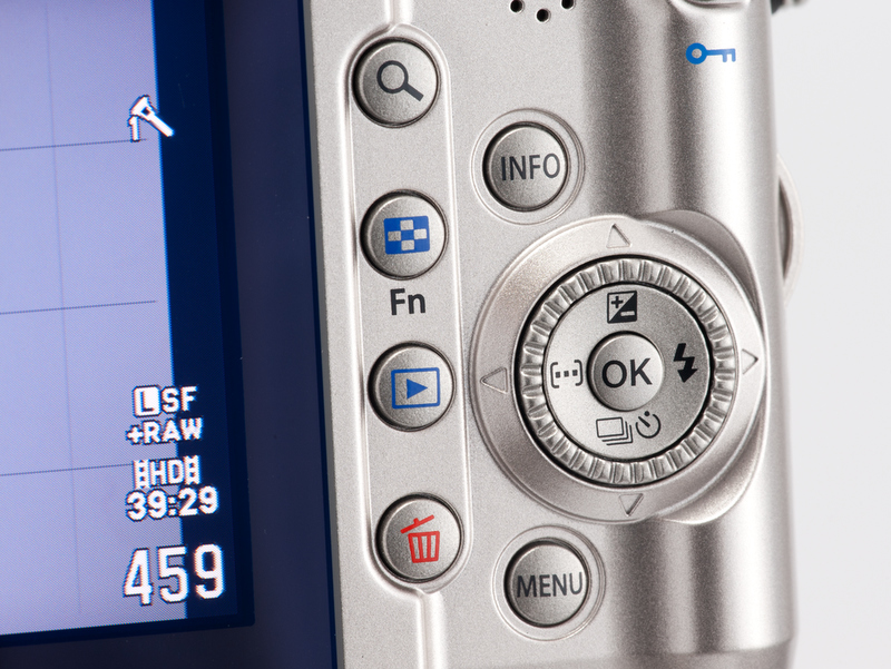 <b>背面右手側の操作部。ボタンの形が変わったこともあるが、十字ボタン外周にコントロールダイヤルが装備されたのが大きな変更点</b>