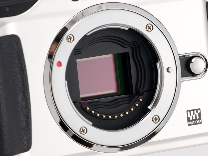 <b>撮像素子は有効1,200万画素のLive MOS。もちろん、ゴミ取り用のSSWFとセンサーシフト式の手ブレ補正機構を内蔵している</b>