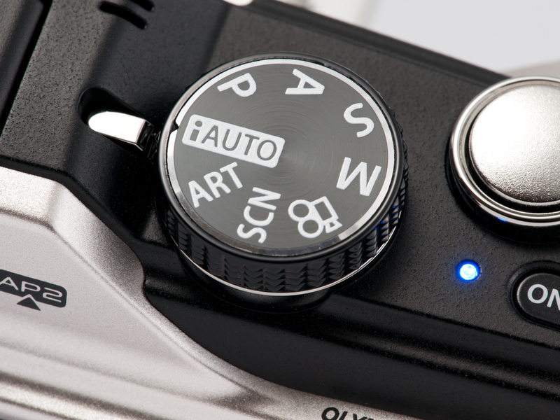 <b>上面のモードダイヤル。内容はE-PL1/1sと同じ。「iAUTO」は感度やホワイトバランスなども含めてフルオートになる</b>