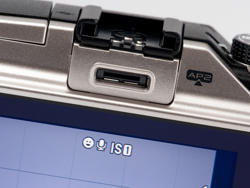 <b>拡張端子が「アクセサリーポート2」にステップアップ。外部EVFの「VF-2」などのほか、新しい「PENPAL PP-1」にも対応した。</b>