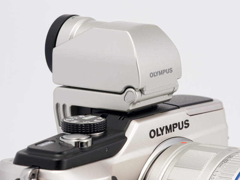 <b>「VF-2」を装着した状態。144万ドットの高精細な映像は魅力。ちょっとお高いけど。</b>