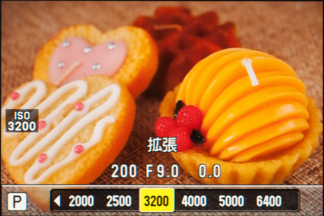 <b>ベース感度はISO200で、それより低い感度は省略された。最高感度はISO6400で、ISO3200からが拡張感度の領域となる</b>