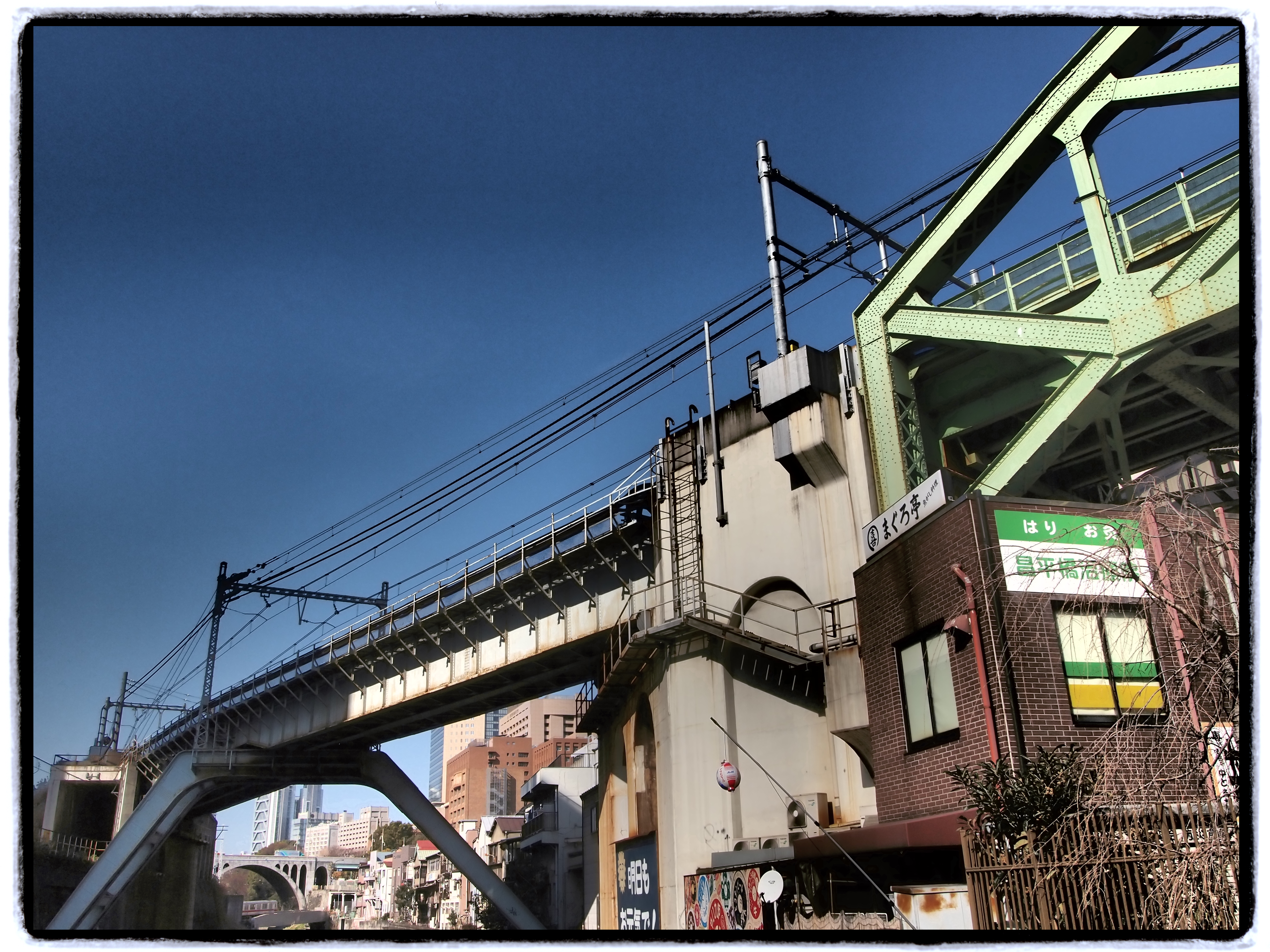 <b>ピクチャーモード:ドラマチックトーン/アートフレーム効果<br>E-PL2 / M.ZUIKO DIGITAL 14-42mm F3.5-5.6 II / 4,032×3,024 / 1/1,250秒 / F7.1 / -0.3EV / ISO200 / WB:太陽光 / 14mm</b>