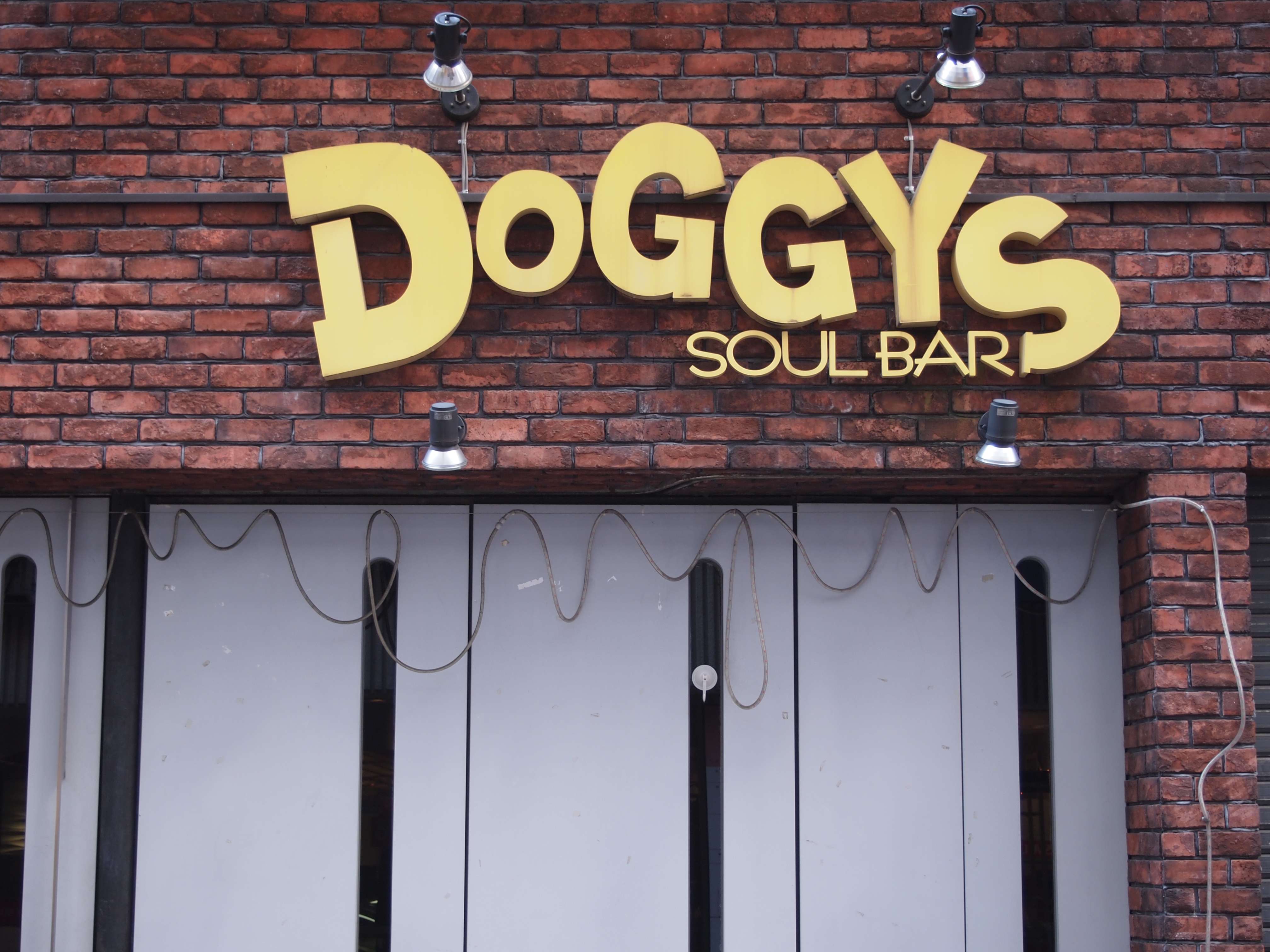 <b>以前はこういうシーンでオートホワイトバランスで撮ると真っ青になることが多かったが、最近のはあまりだまされなくなった<br>E-PL2 / M.ZUIKO DIGITAL 14-42mm F3.5-5.6 II / 4,032×3,024 / 1/15秒 / F4.9 / 0EV / ISO200 / WB:オート / 31mm</b>