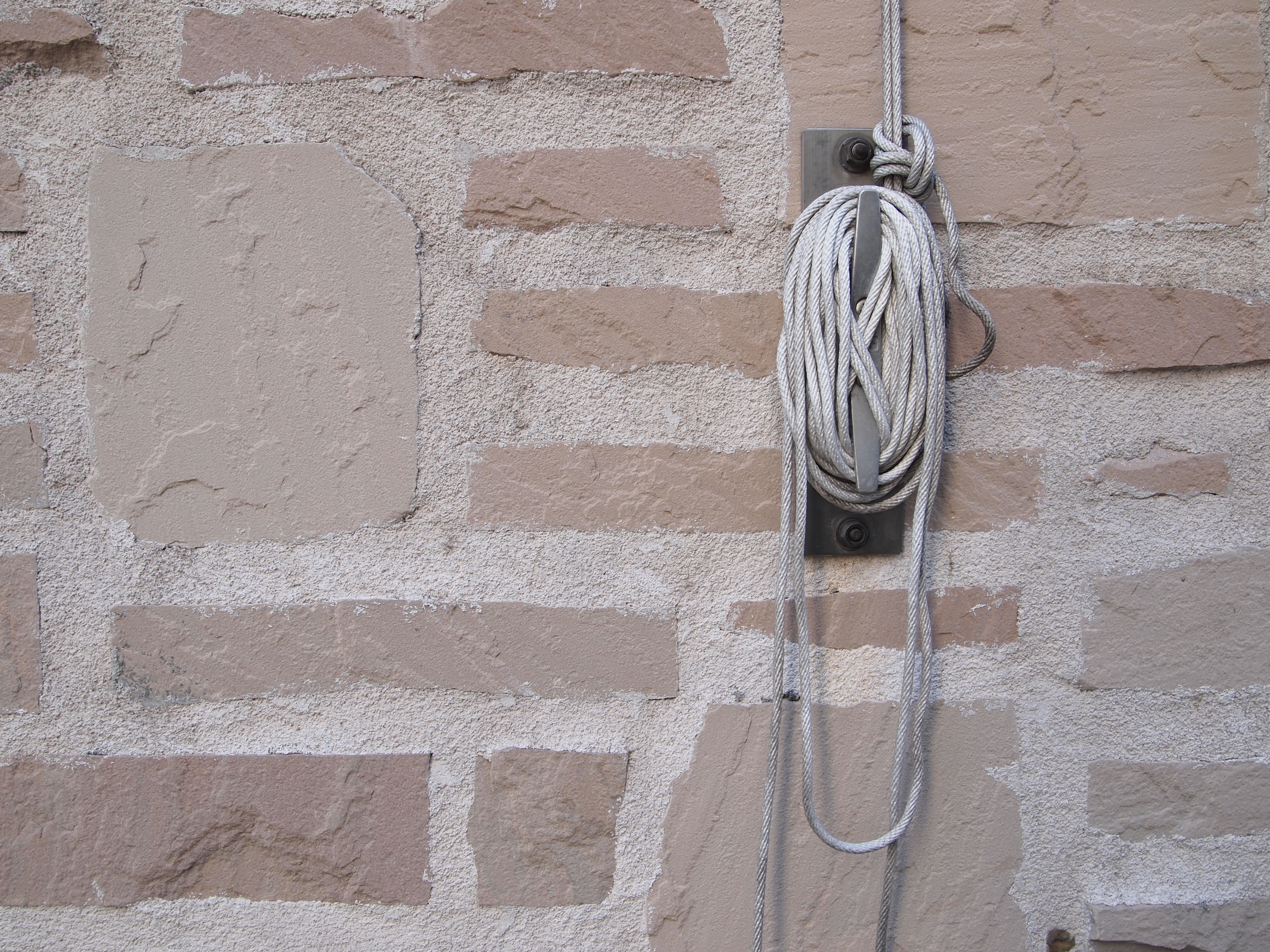 <b>キットで買えば実質1万円の標準ズームだが、絞り開放でもシャープなのがすごい。先代モデルよりAFは速いし作動音も静かになった<br>E-PL2 / M.ZUIKO DIGITAL 14-42mm F3.5-5.6 II / 4,032×3,024 / 1/80秒 / F5 / 0.7EV / ISO200 / WB:太陽光 / 14mm</b>