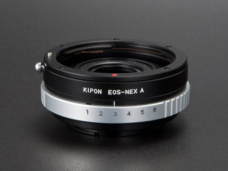 <b>NEX用絞り羽根付きEOSマウントアダプターは、焦点工房で1万2,800円だった。絞りリングはグリスが塗ってあり、滑らかに回転する</b>