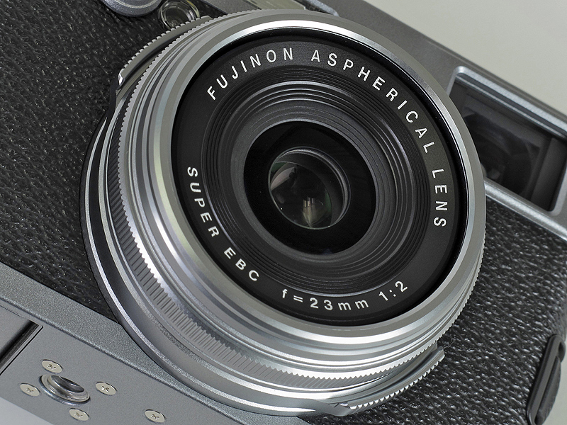 <b>レンズは35mm判換算で35mm相当、F2の単焦点レンズ。レンズ交換はできない</b>