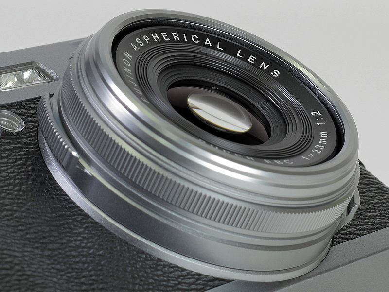 <b>鏡筒にフィルターネジは無く、別途アダプターリングを使用してフィルターなどを取り付ける</b>