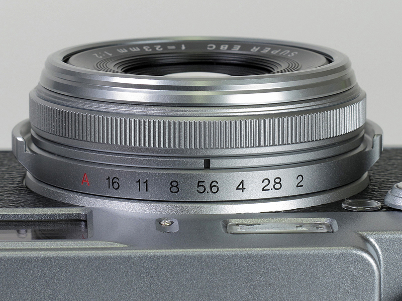 <b>鏡胴に絞りリングを備える。クリックストップは1段ごと</b>