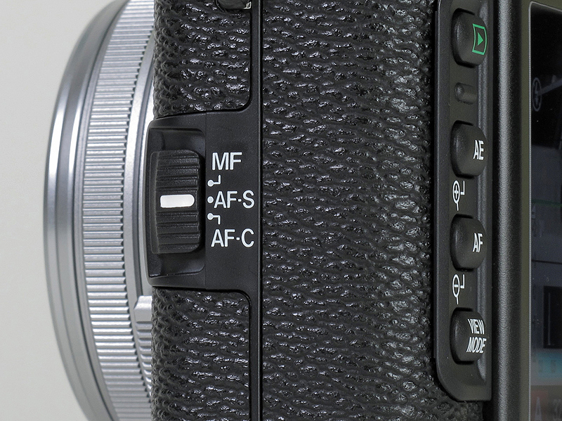 <b>ボディ側面にフォーカス方式選択のスイッチがある</b>