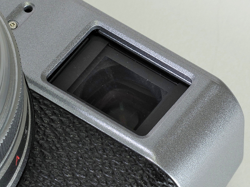 <b>ファインダー部はやや盛り上がった造形</b>