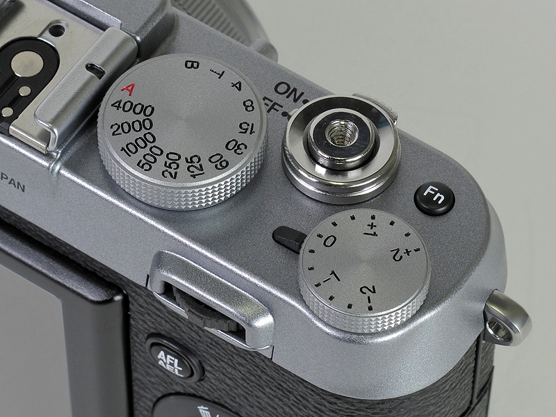 <b>シャッターボタン周り。電源スイッチ、シャッター速度ダイヤル、露出補正ダイヤル、ファンクションボタンを備える</b>