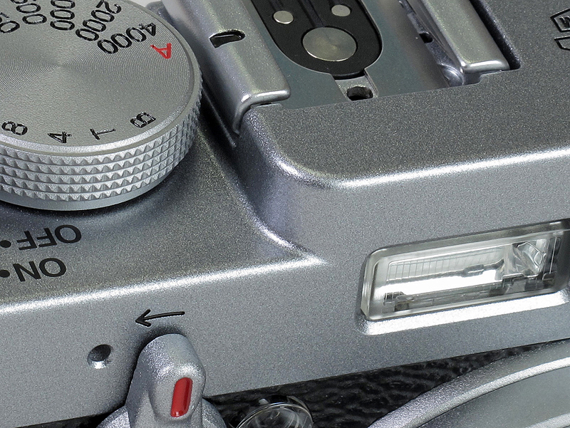 <b>軍艦部の前側段差には滑らかなアールを採用</b>