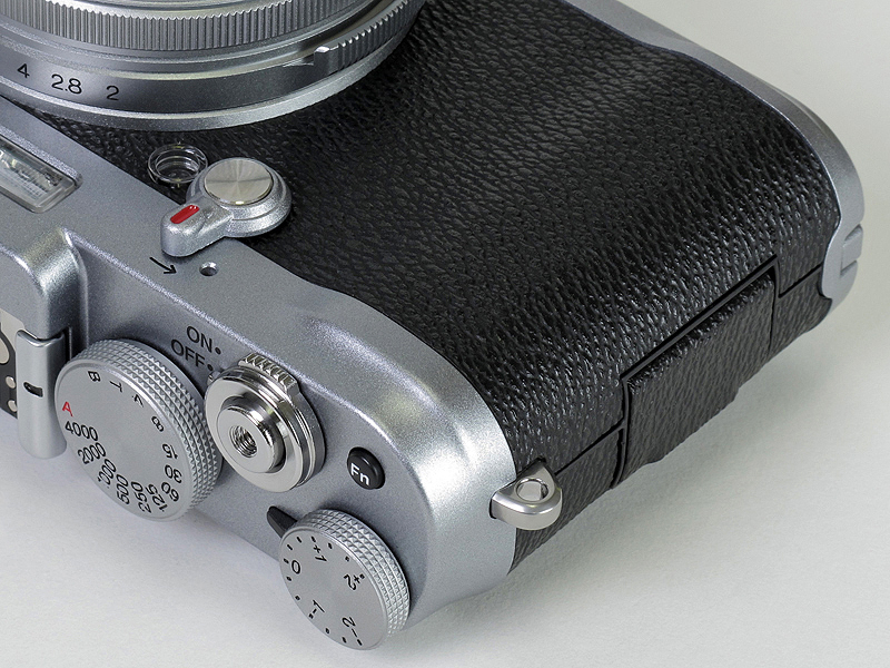 <b>グリップの盛り上がりは比較的控えめ</b>