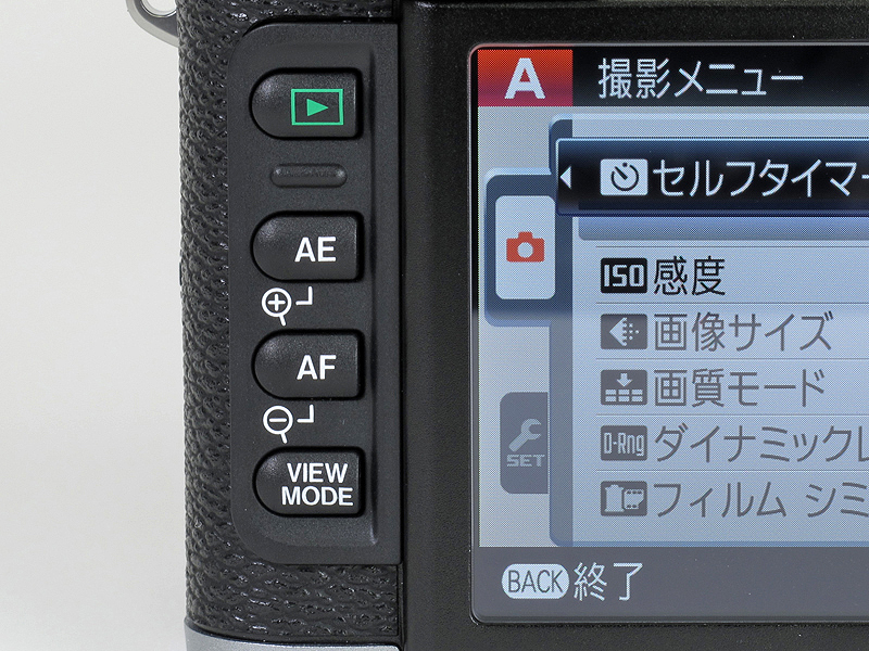 <b>背面は液晶モニターの左側に、再生、AE、AF、ファインダーの切替えスイッチを配置</b>