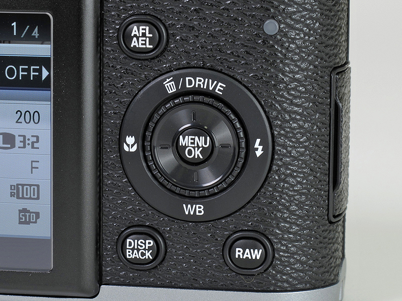 <b>液晶モニター右側にはダイヤルを中心に各ボタンを配置。RAWボタンも装備した</b>