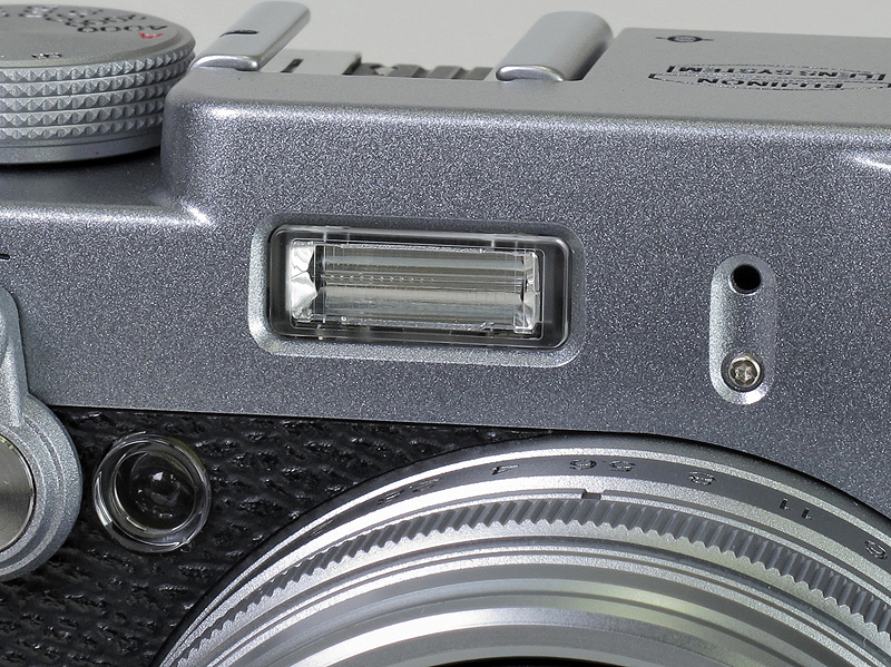 <b>レンズ近くにストロボも内蔵する</b>