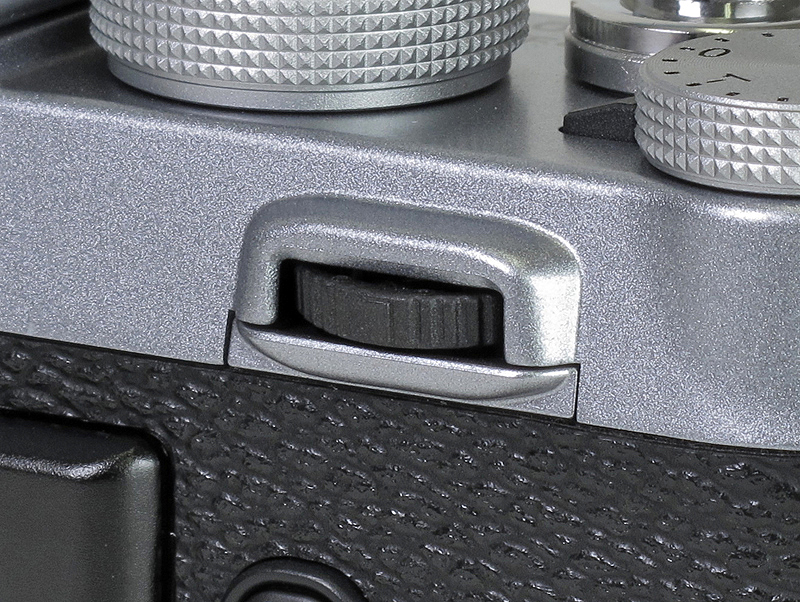 <b>背面親指位置にはレバーも搭載（ダイヤルではない）</b>