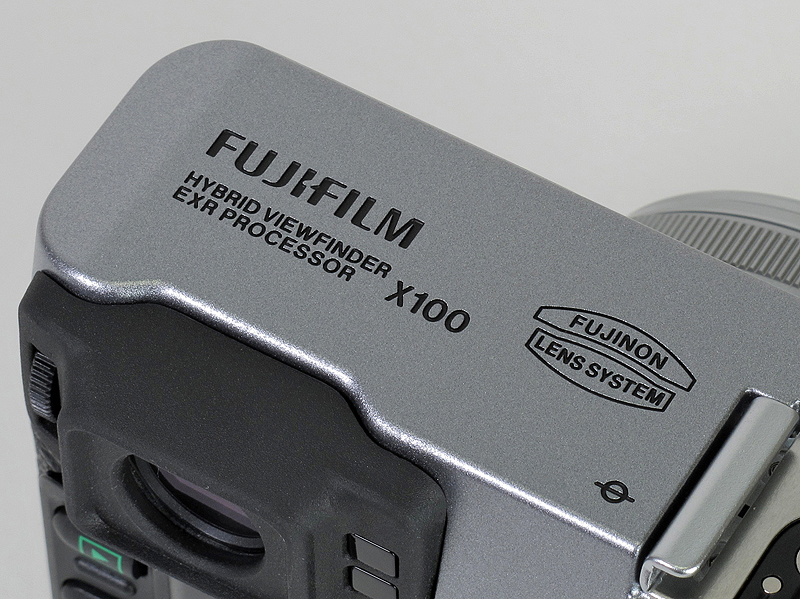 <b>上部のロゴ類。レンズをモチーフにしたと思われる“FUJINON LENS SYSTEM”のマークもお目見えした。この場所に“FinePix”の文字は無い</b>