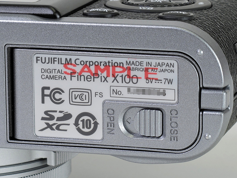 <b>“FinePix”の表記は、メモリーカードおよびバッテリー室フタの場所にのみある</b>