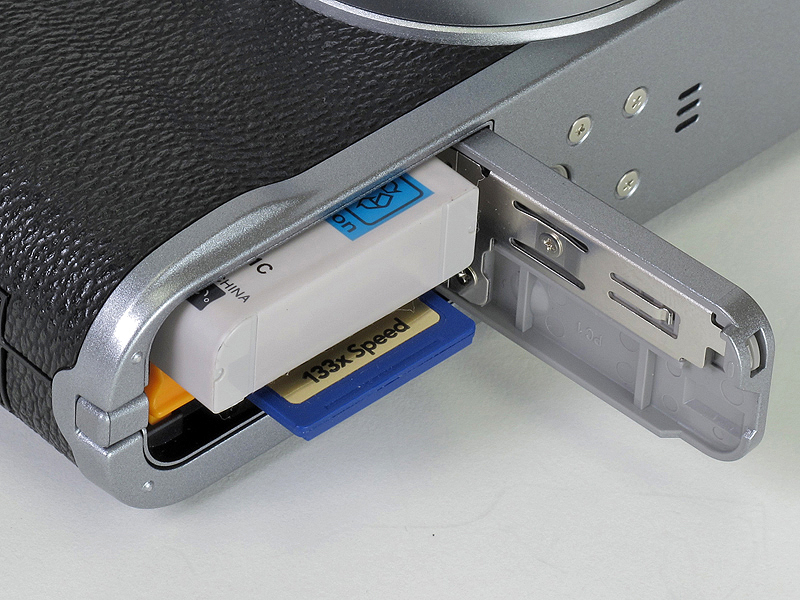 <b>メモリーカードおよびバッテリー室</b>