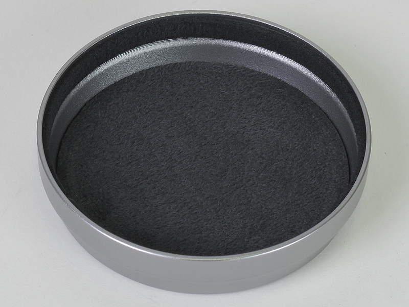 <b>付属のキャップは金属製の被せ式。内側は植毛のような加工になっており、滑らかにレンズに被せることができる</b>