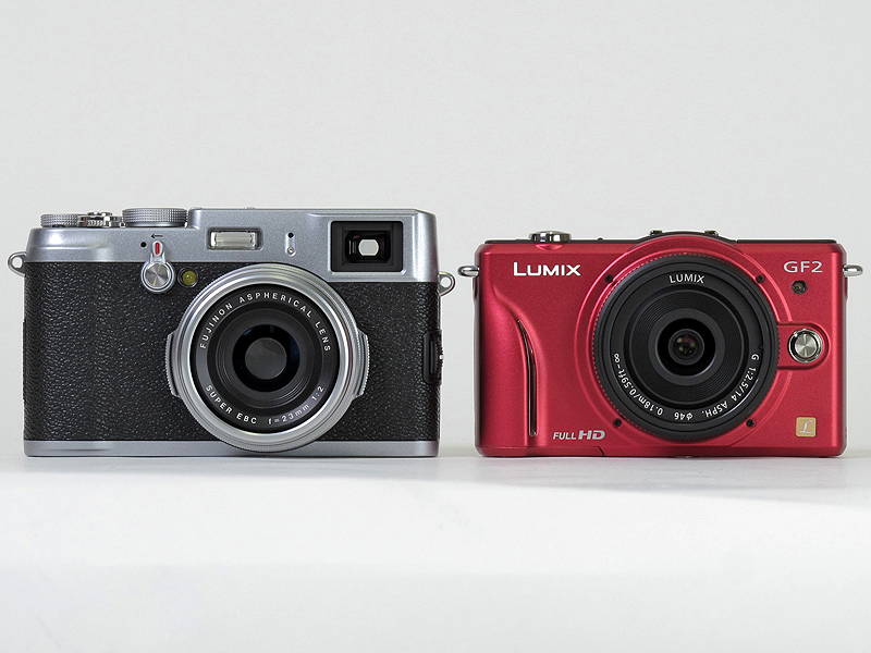 <b>パナソニック「LUMIX DMC-GF2」+「LUMIX G 14mm F2.5 ASPH.」（右）</b>
